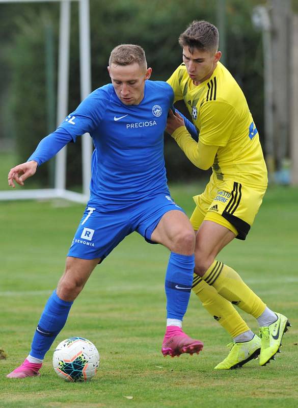 REMÍZA. Varnsdorf (ve žlutém) uhrál v přátelském utkání proti Liberci výsledek 0:0.