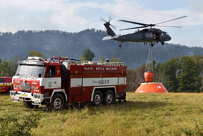 Hasiči zřídili čerpací místo pro vrtulníky na louce u Mezné. Pátek 29. července.