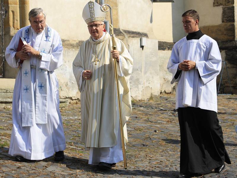 ULOŽENÍ schránky do Mariánského sloupu v Benešově nad Ploučnicí proběhlo v sobotu. 