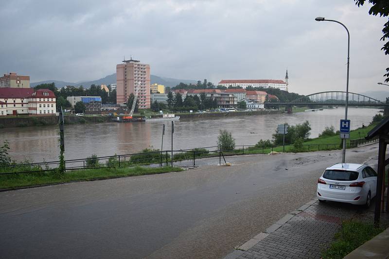 Velká voda se valila po silnici v Přípeři.