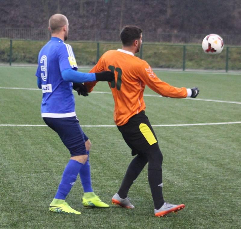 PRVNÍ PŘÍPRAVA. Varnsdorf (v modrém) porazil Litoměřicko 4:1.