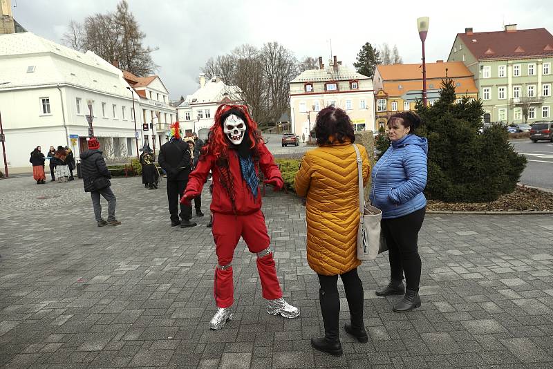 Krásnou Lípou prošel masopustní průvod.