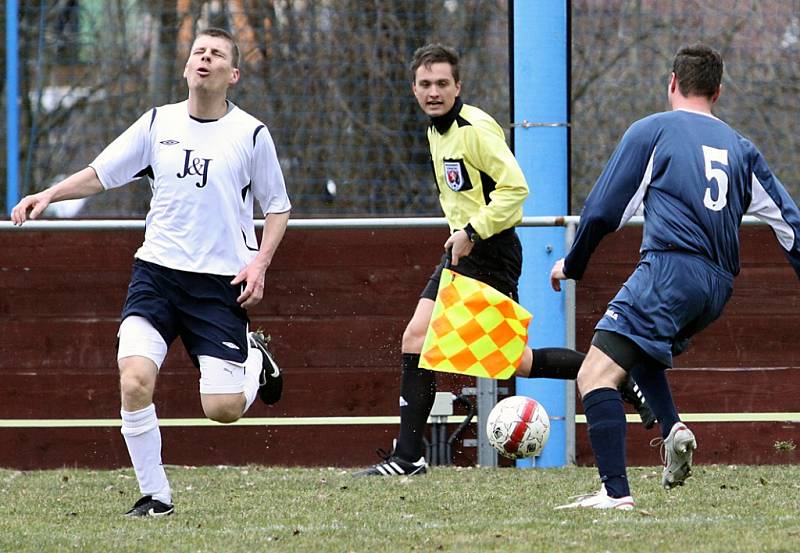 PŘESTŘELKA. Chuderov (v bílém) porazil 6:5 Horní Podluží