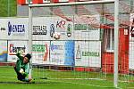 VARNSDORF (ve žlutém) potvrdil roli favorita a v Třinci vyhrál 4:1.