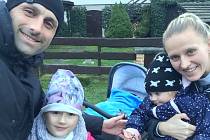 FOTBALOVÁ RODINA. Trenér FK Varnsdorf David Oulehla, jeho přítelkyně Lucie Hloupá a jejich dvě malé děti.