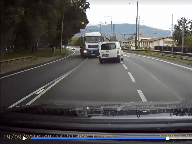 Řidič Petr Ludvík má v autě umístěnou kameru, která celý incident natočila. Na videu, které zveřejnil na svém profilu na facebooku  je vidět, jak kamion vjede do protisměru.