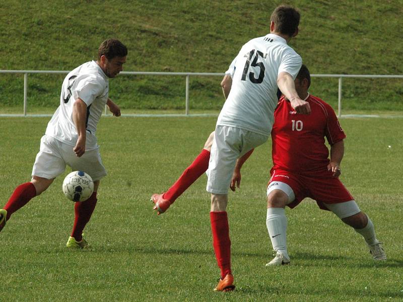 HEŘMANOV (červené dresy) doma porazil Benešov 3:0.