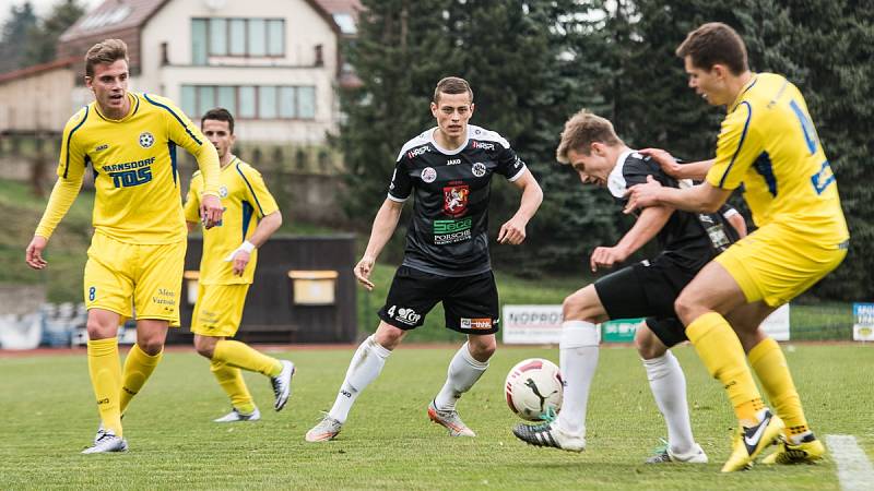 DALŠÍ BOD. Varnsdorf (ve žlutém) doma remizoval 0:0 s Hradcem Králové.