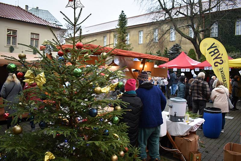Nádvoří děčínského muzea zaplnily vánoční trhy.