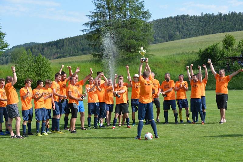 OSLAVY. Fotbalisté Chřibské po posledním domácím zápase převzali pohár pro vítěze okresní soutěže.