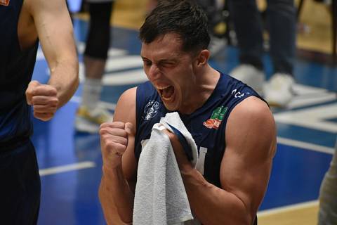 Děčínští basketbalisté doma ve velké bitvě povalili Brno 94:92.