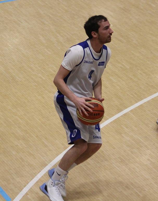 DOHRÁVKA. Basketbalisté BK Horejsek Děčín (v bílém) porazili Chomutov.