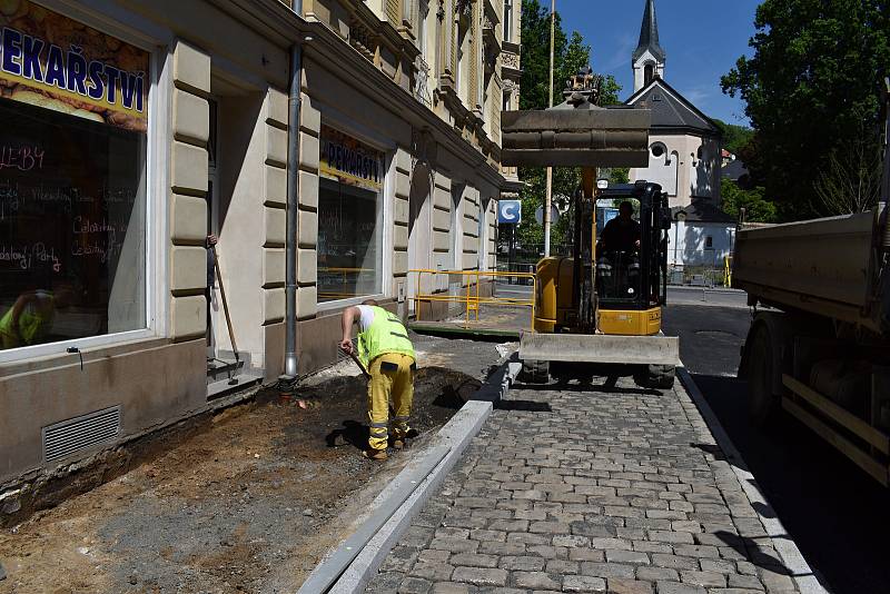 Oprava Bezručovy ulice v Podmoklech jede naplno.