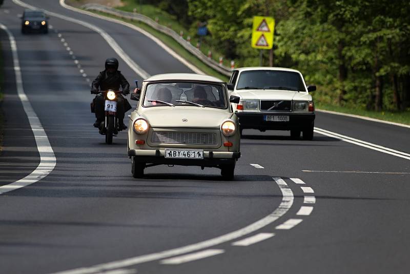 Na Šébru se konaly tradiční závody motoristických veteránů.