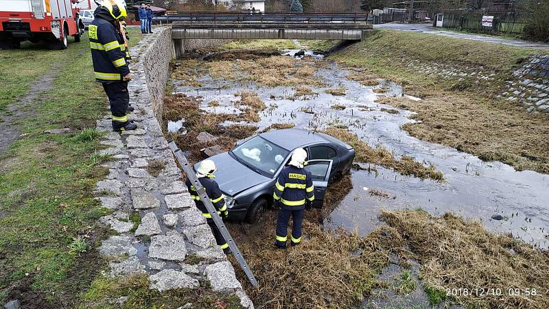 Auto sjelo v Jílovém do potoka.