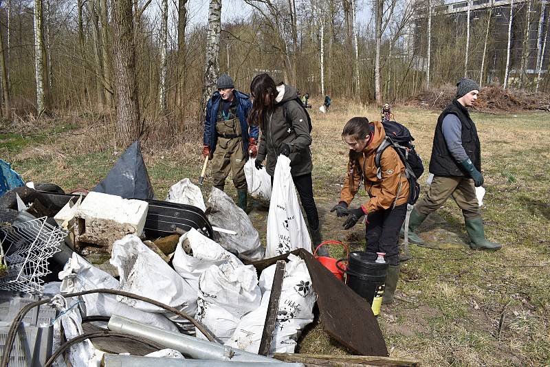 V České Kamenici vytáhli dobrovolníci z Kamenice mnoho metráků odpadu.
