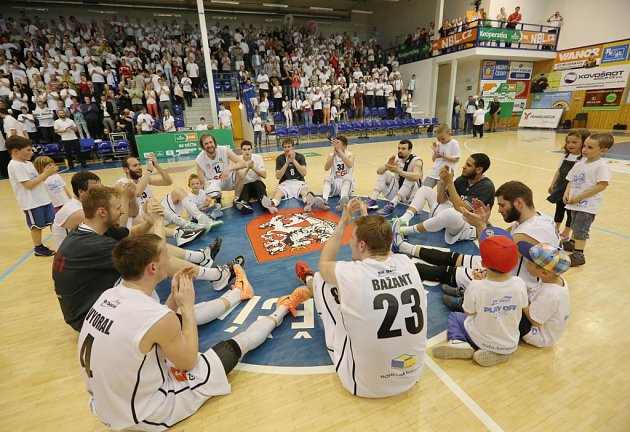 BASKETBALOVÁ NIRVÁNA! Děčínští Válečníci v pátém semifinále porazili Prostějov, v sérii zvítězili 3:2 a ve finále je čeká Nymburk!