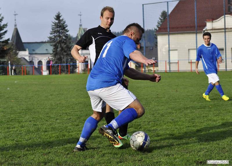 ŠLUKNOV (v modrém) porazil poslední Travčice 3:1.