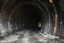 Rekonstrukce trati mezi východním nádražím a Prostředním Žlebem běží naplno, včetně opravy tunelů.
