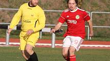 JASNÁ ZÁLEŽITOST. Fotbalisté Rumburka (ve žlutém) porazili doma Bohušovice 7:0.