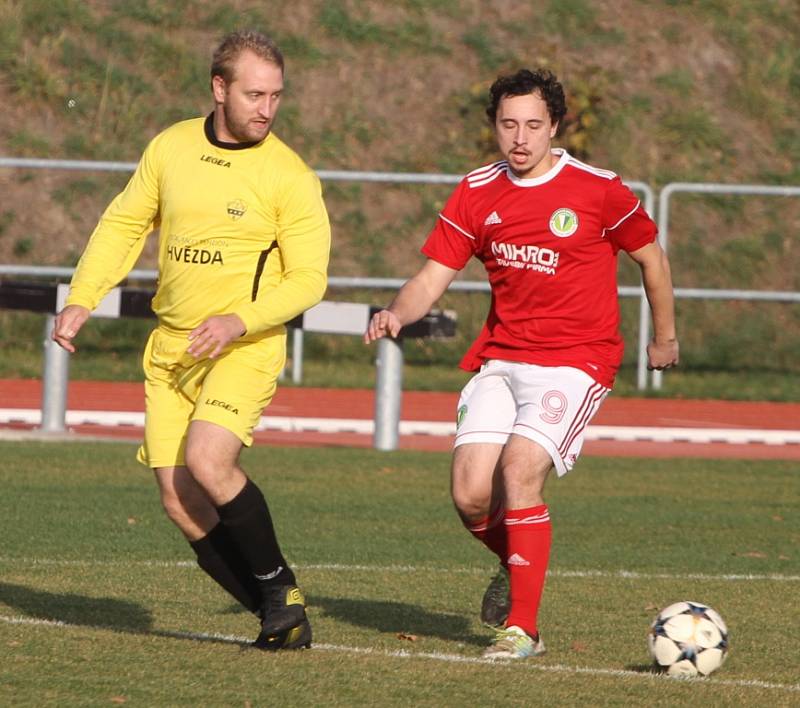 JASNÁ ZÁLEŽITOST. Fotbalisté Rumburka (ve žlutém) porazili doma Bohušovice 7:0.