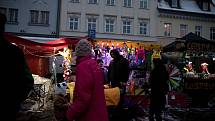 V Rumburku rozsvítili vánoční strom, ujít si to nenechalo zaplněné náměstí.