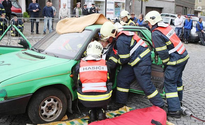 Hasiči vyprošťovali zraněné z aut