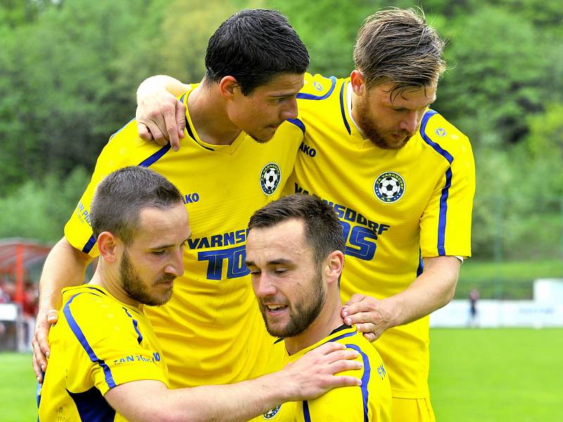 VARNSDORF (ve žlutém) potvrdil roli favorita a v Třinci vyhrál 4:1.