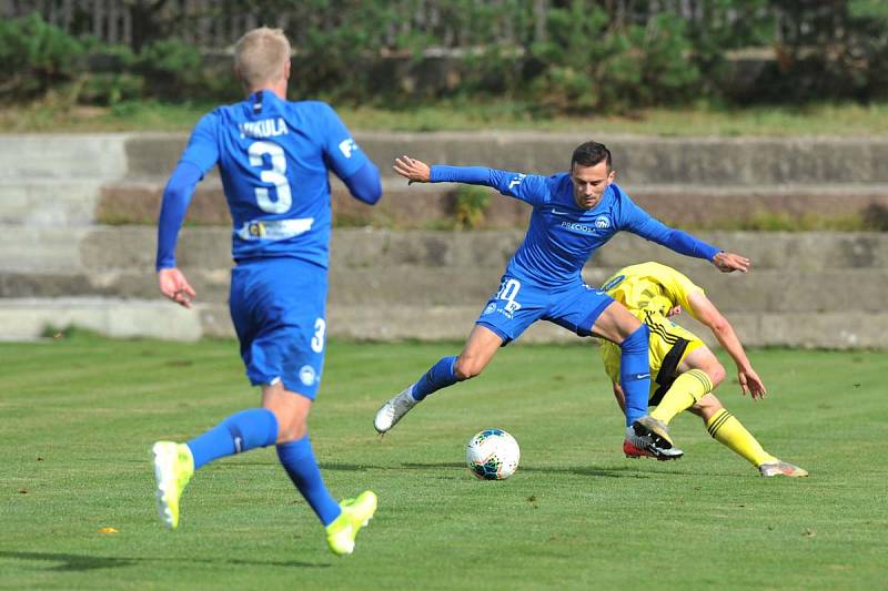 REMÍZA. Varnsdorf (ve žlutém) uhrál v přátelském utkání proti Liberci výsledek 0:0.