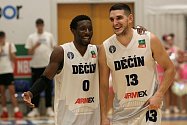 Děčínští basketbalisté se loučili s letošním rokem s úsměvem. Vlevo nová posila Ogundiran, vpravo stálice Kroutil.