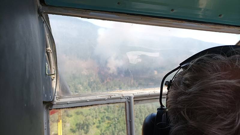 Při hašení lesního požáru pomáhá i letadlo.