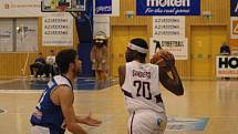 BRAVO! Děčínští basketbalisté (v bílém) porazili USK Praha i potřetí.