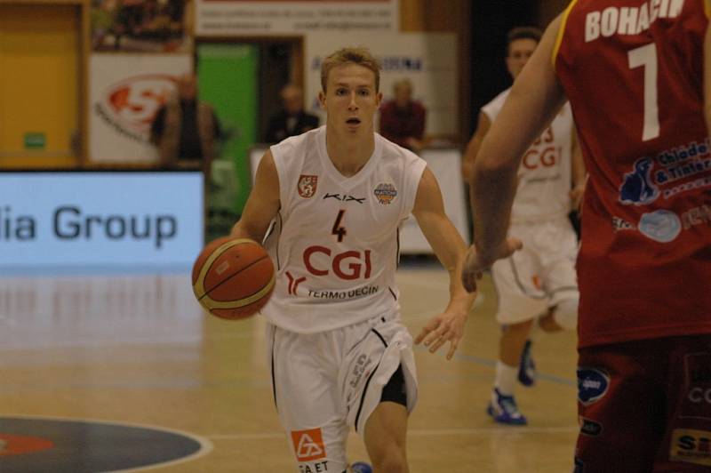 PARÁDA! Děčínští basketbalisté (v bílém) v prvním kole Matonni NBL doma porazili Pardubice 80:67.