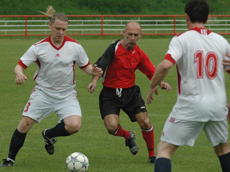 STARÉ GARDY. Březiny (v bílém) jasně porazily děčínské Rafany.