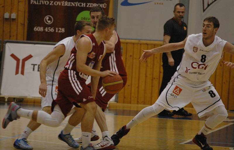 BEZ PROBLÉMŮ. Děčín (v bílém) doma nezaváhal, Svitavy porazil jasně 86:63. Upevnil si tak druhé místo v NBL.