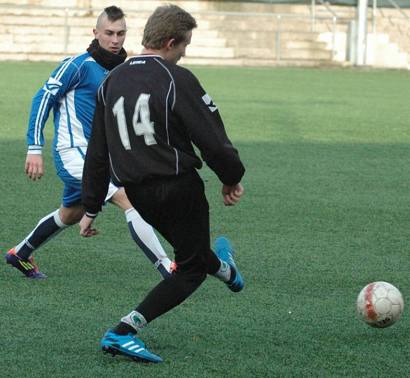 FOTBALISTÉ VILÉMOVA (v černém) porazili Českou Kamenici 7:2.