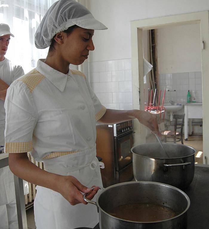 Ze Střední školy v Křešicích vyjde po úspěšném absolvování závěrečných zkoušek sedmnáct kuchařů.