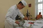 Ze Střední školy v Křešicích vyjde po úspěšném absolvování závěrečných zkoušek sedmnáct kuchařů.