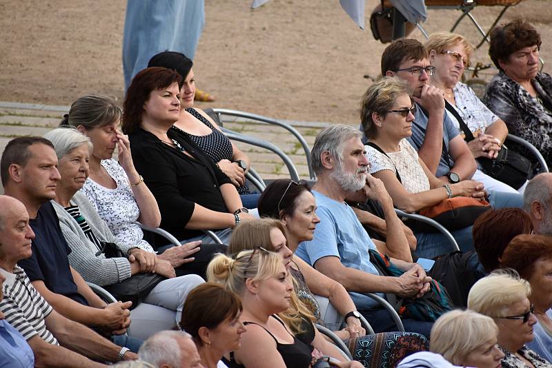 O další koncert v zámeckých zahradách v Děčíně se postaral Hradišťan s Jiřím Pavlicou.