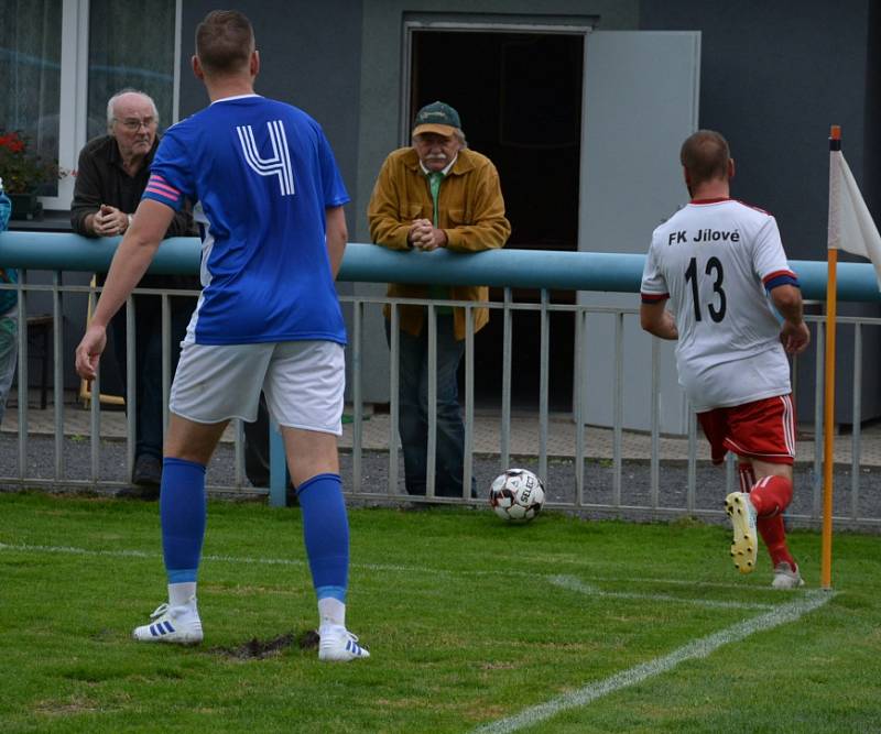 DERBY. Jílové (bílé dresy) doma prohrálo derby s Modrou 1:2.