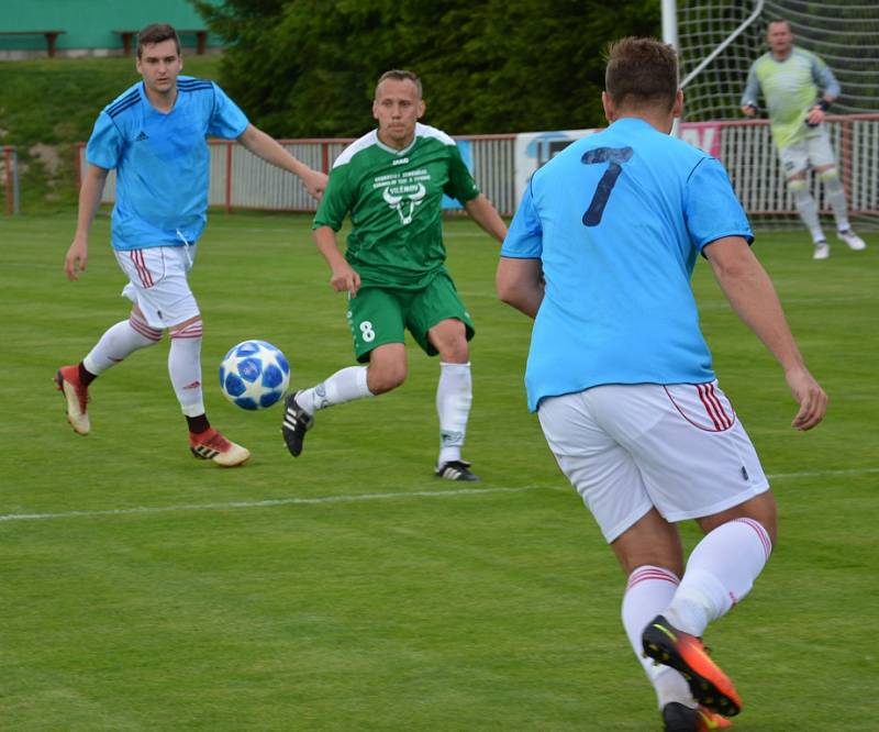 DERBY. Modrá (v modrém) doma porazila na penalty Vilémov.