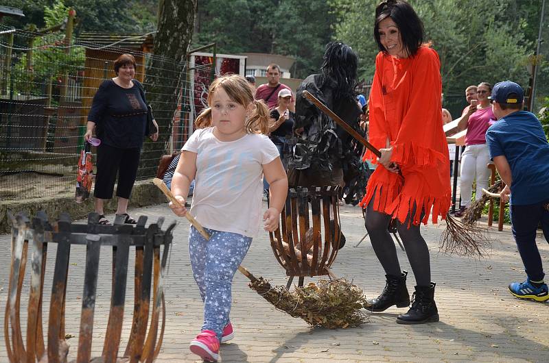 Děti si v děčínské zoo užily ke konci prázdnin pohádkovou stezku.