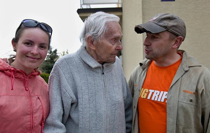 Cestovatelé z Krásné Lípy Kateřina a Ladislav Bezděkovi se s Miroslavem Zikmundem setkali několikrát.