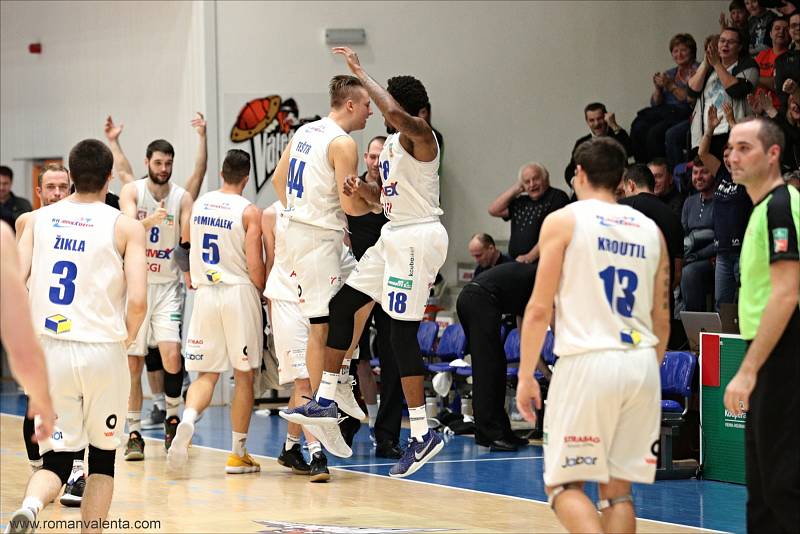 PADLA STOVKA. Děčínští basketbalisté (v bílém) porazili Opavu 100:79.