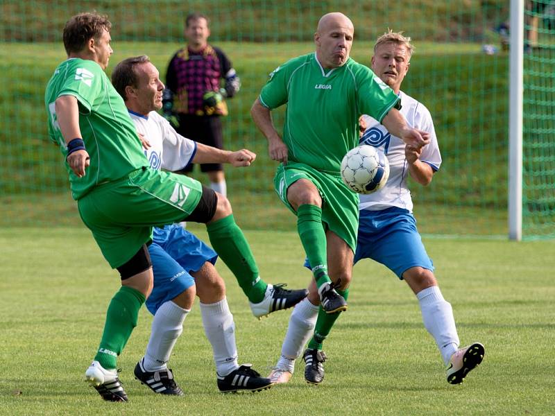 SEDM BRANEK padlo v Krásné Lípě. Domácí (zelené dresy) porazili Těchlovice 6:1.