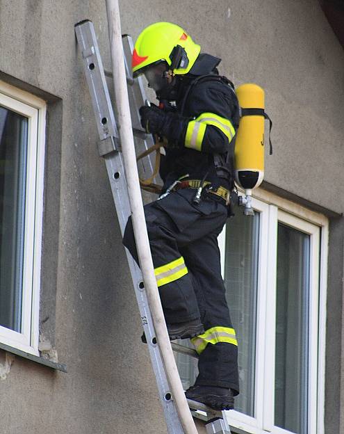 Požár kůlny u domu na Teplické ulici zaměstnal děčínské hasiče. 