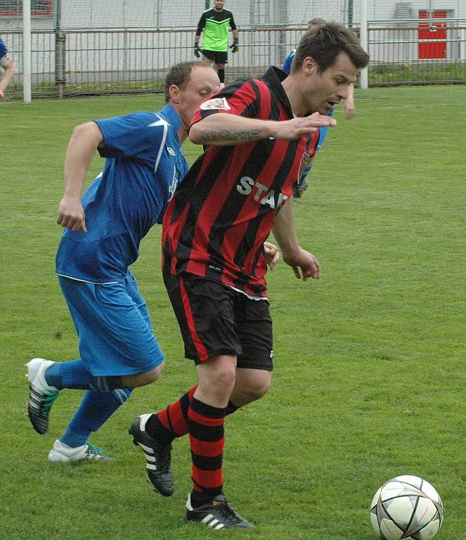 UNION DĚČÍN (pruhované dresy) doma prohrál s Chuderovem 0:2.