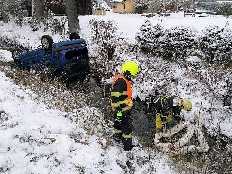 Husté sněžení zapříčinilo na Děčínsku hned několik dopravních nehod. Hasiči museli vyprošťovat havarované auto například v obci Janská.