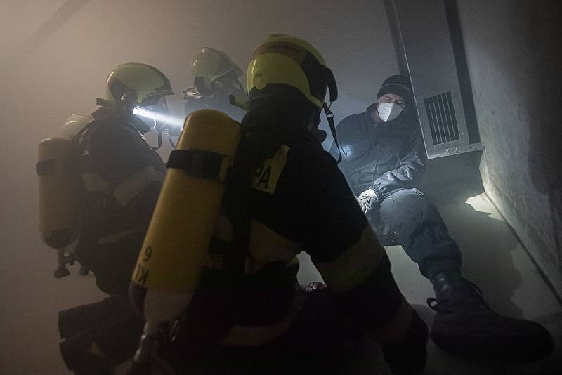 Cvičení hasičů v podzemních garážích hotelu v Krásné Lípě.