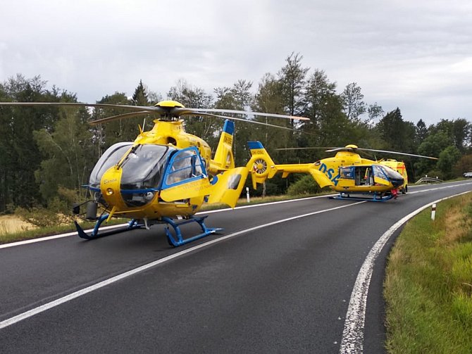 Ke třem velmi vážně zraněným lidem letěly do Lísky dva vrtulníky. Srpen 2019.